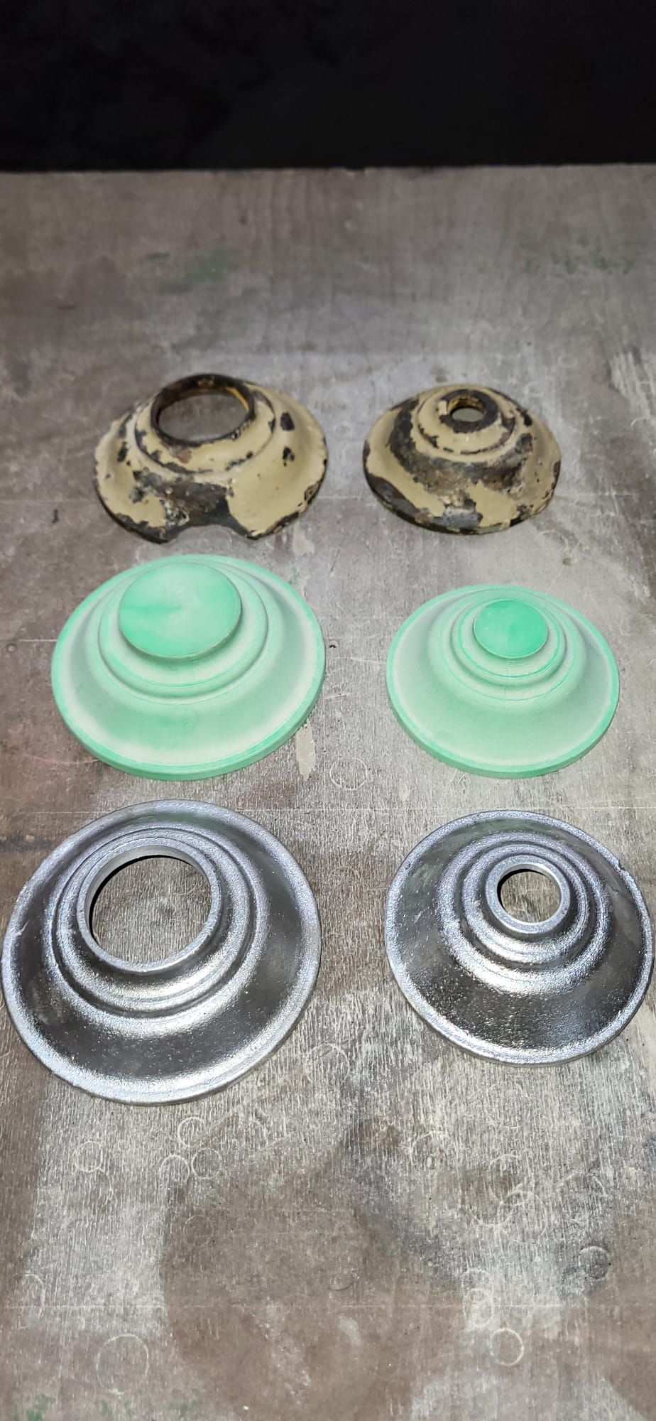 Je zwei Altteile, gedruckte Modelle in Grün und Aluminiumgüsse im Vergleich