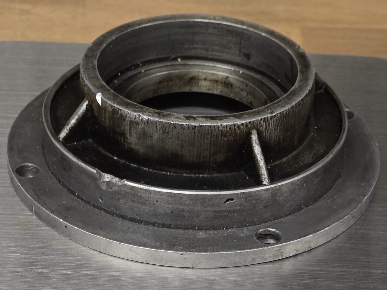 Originalteil des Lagersitzes, ein gegossener Ring mit Flansch und Rippen