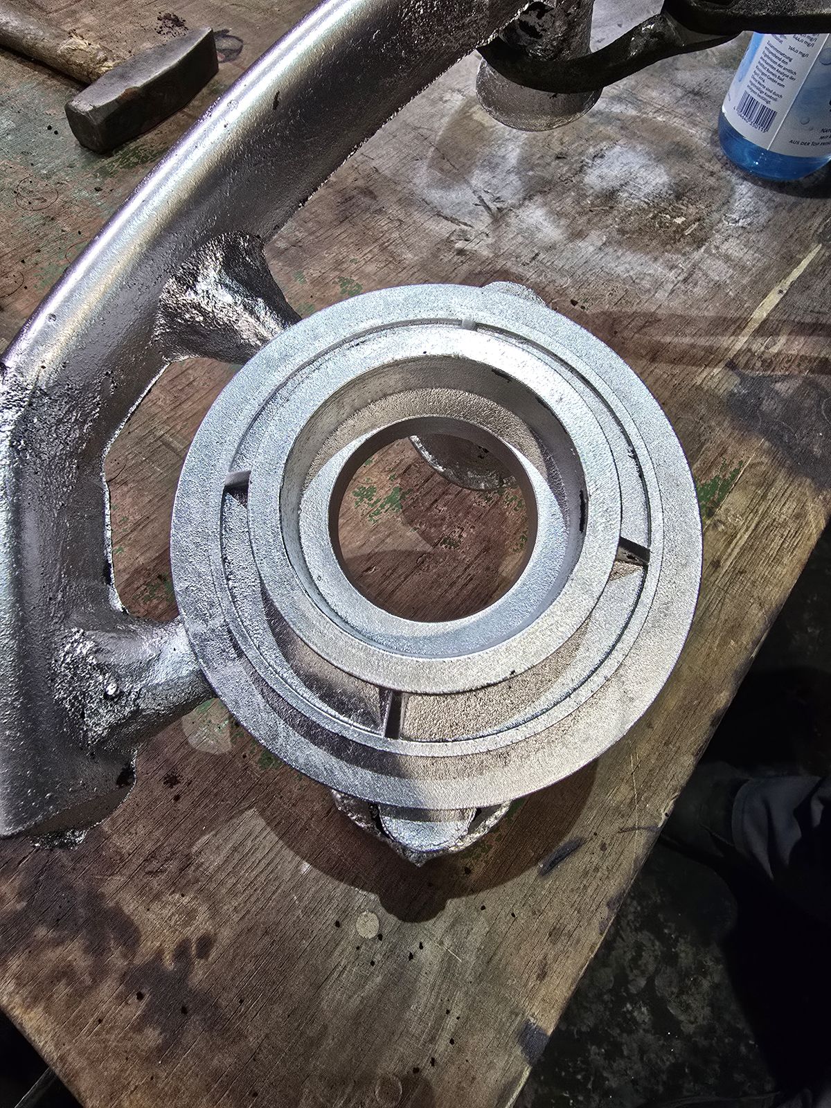 Gegossener Lagersitz aus Aluminium mit Anschnitt